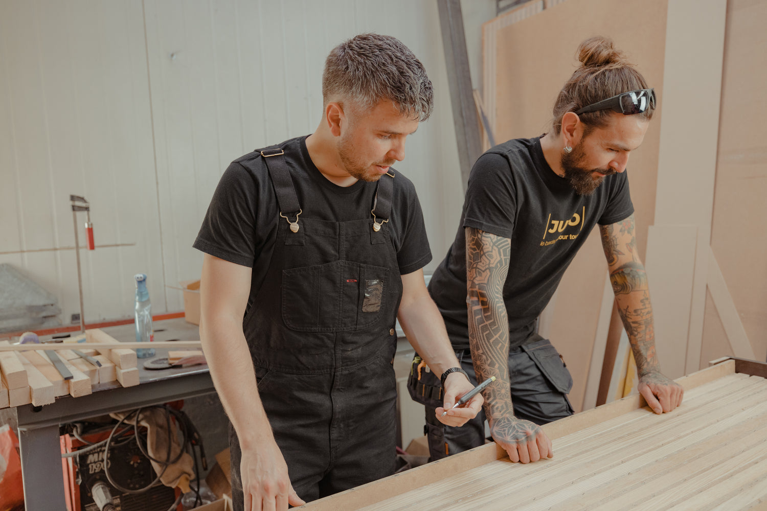 bardage acoustique avec lattes en multiplex